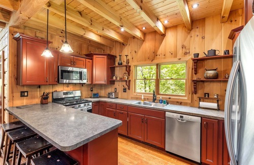 Zoe Cabin | Mountain Blessings! A 3-bedroom cabin with a fantastic view in Cliffview Resort