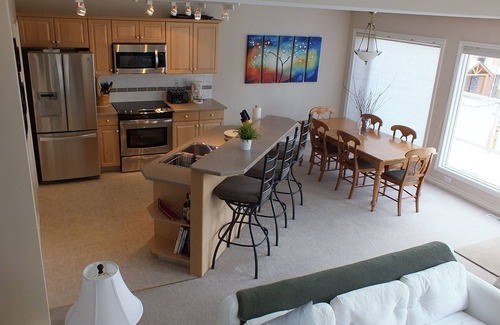 East Kootenay Condo | Mountain Bliss Retreat – Stunning Views & Serene Escape in Radium Hot Springs!