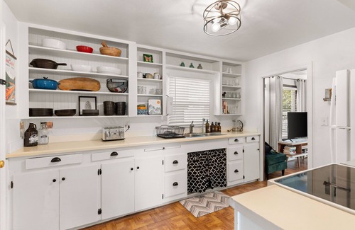 Dunsmuir House | Mountain Bungalow near Mt Shasta and Waterfalls