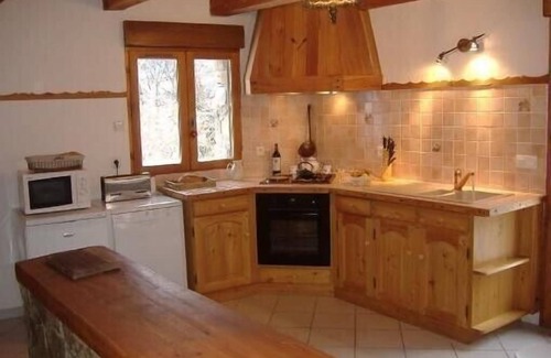 Chateauroux-les-Alpes Ski Chalet | Mountain chalet with sauna and computer near the ski resorts.