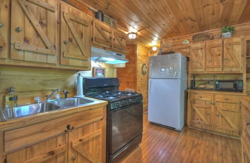Morganton Cabin | Mountain Cabin, Deck, Pet Friendly, Fenced Yard