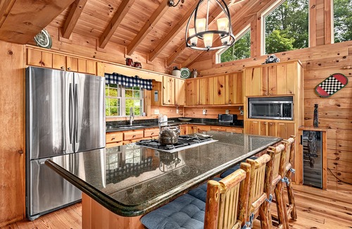 Wolf Laurel Cabin | Mountain Cabin near Asheville*Hot Tub* Snow Skiing*Outdoor Wood Fireplace*