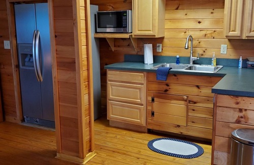 Wolf Laurel Cabin | Mountain Cabin near Asheville*Hot Tub* Snow Skiing*Outdoor Wood Fireplace*