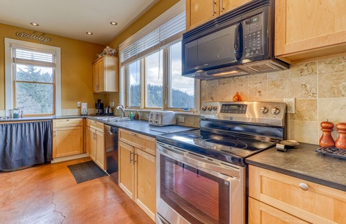 White Salmon House | Mountain cabin on 5 acres with private hot tub & Mt. Hood views