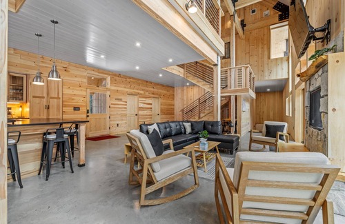 Conway House | Mountain Cabin Perfect for Leaf Peeping W/Hot Tub