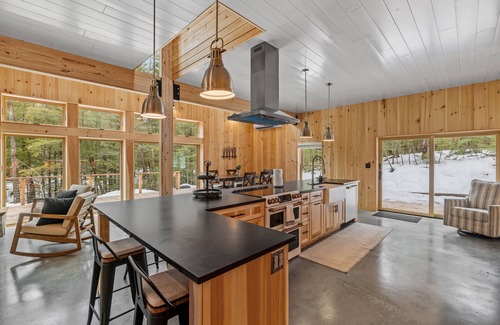 Conway House | Mountain Cabin Perfect for Leaf Peeping W/Hot Tub