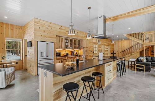 Conway House | Mountain Cabin Perfect for Leaf Peeping W/Hot Tub