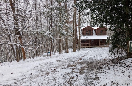My Mountain Cabin | MOUNTAIN CABIN PRIVATE ENTRY SUITE + FIRE PIT+KITCHENETTE+WD+BLUE RIDGE 10min