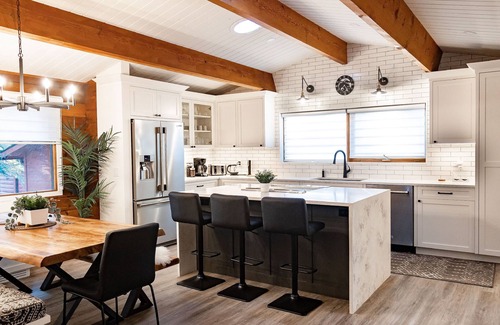 Bragg Creek Cabin | Mountain Cabin w/Gym/Sauna 5mins to hike/bike/ski trails & local shopping/dining
