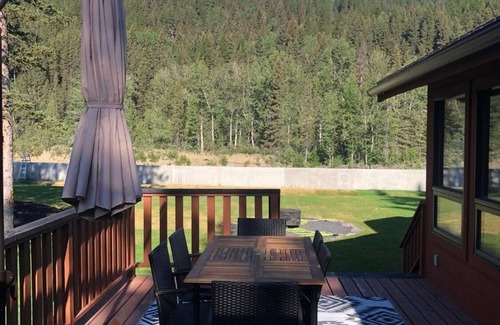 Bragg Creek Cabin | Mountain Cabin w/Gym/Sauna 5mins to hike/bike/ski trails & local shopping/dining