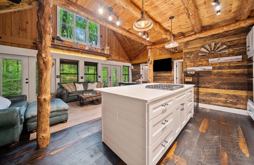 Tate Cabin | Mountain Cabin w/Hot tub & Game Room