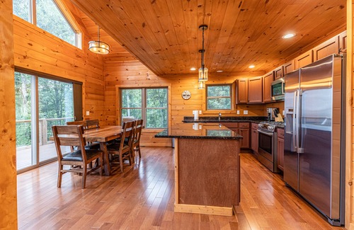 Bryson City House | ❤️Mountain Cabin W/Views, Hot Tub, Master Bath W/Rainfall Shower & Heated Floor