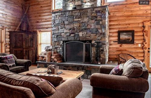 Lakeside House | Mountain Cabin with Movie Screen and Pool Table in Montana