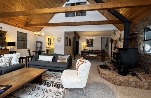 Pla-Vada Woodlands Ski Chalet | Mountain chalet minutes away from the slopes!
