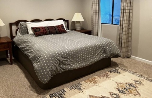 Pla-Vada Woodlands Ski Chalet | Mountain chalet minutes away from the slopes!