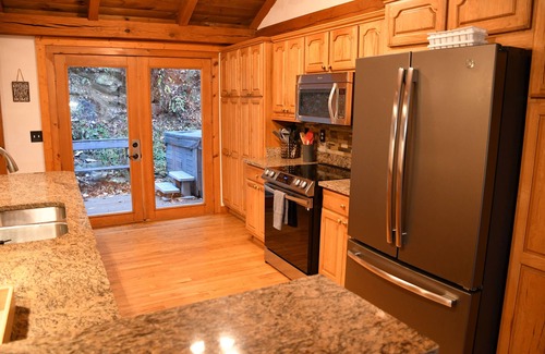 Laurel Ridge Ski Chalet | Mountain Chalet with Beautiful Views, Pet Friendly, 6 Bdrms, 2 kings