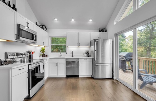 Millville House | Mountain Chic Retreat-Harpers Ferry, the AT, Wine country w/Lake Beach passes!