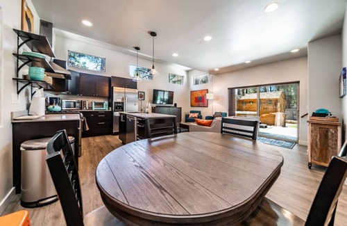 Mountainaire Cabin | Mountain Chic Retreat w/Hot Tub - Escape the City