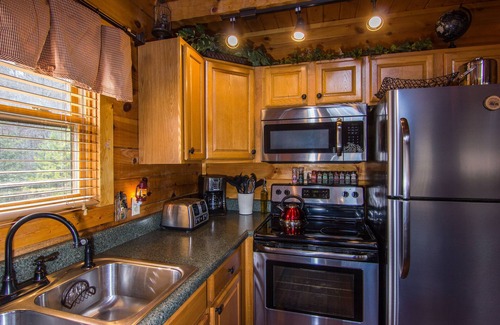 Chalet Village Cabin | MOUNTAIN COVE CABIN- LUXURY, PET FRIENDLY CABIN- POOL TABLE/HOT TUB/FIRE PIT
