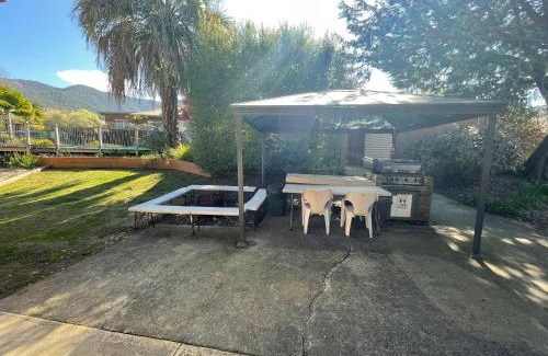 Tawonga Hotel | Mountain Creek Motel Bar & Restaurant