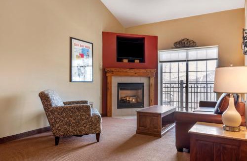 Mount Sunapee Hotel | Mountain Edge Suites at Sunapee, an Ascend Collection Hotel