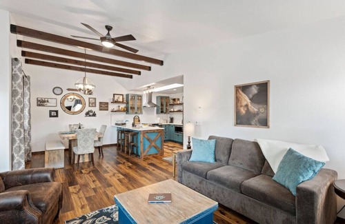 Downtown Leavenworth Condo | Mountain Escape! Explore town, eat, shop or relax!