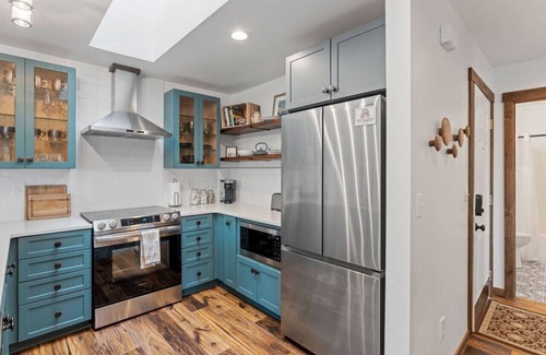 Downtown Leavenworth Condo | Mountain Escape! Explore town, eat, shop or relax!