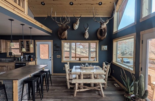 Dubois House | Mountain Escape: Incredible Views & Cozy Interior. Your Adventure Awaits!