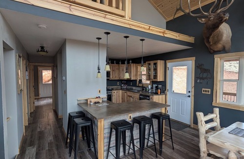 Dubois House | Mountain Escape: Incredible Views & Cozy Interior. Your Adventure Awaits!