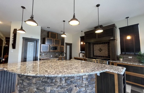 Hinton House | Mountain Escape near Jasper with 7 furnished br 4.5 washrooms, BBQ and Firepit