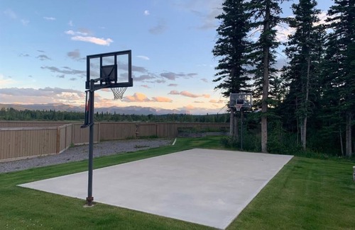 Hinton House | Mountain Escape near Jasper with 7 furnished br 4.5 washrooms, BBQ and Firepit