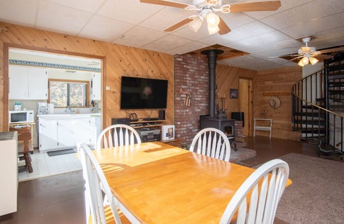 Springville House | Mountain Escape - Perfect for Families, Large Deck!
