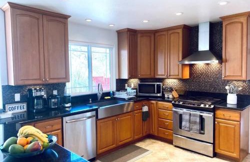 Oakhurst House | Mountain Escape, Yosemite South Gate House with Hot Tub, Views & Game Room, Near town