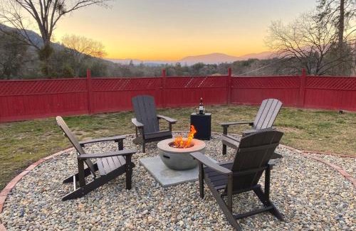 Oakhurst House | Mountain Escape, Yosemite South Gate House with Hot Tub, Views & Game Room, Near town