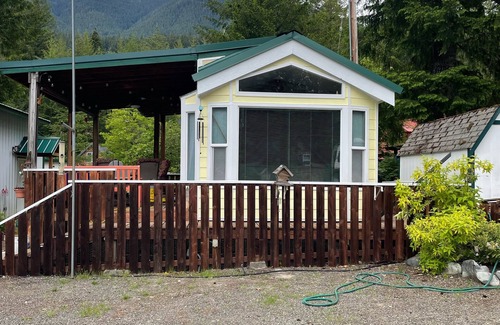 Packwood House | Mountain Frog Cabin - A.C./Sleeps 2/Pool Access - 30 min. from Rainier/Skiing