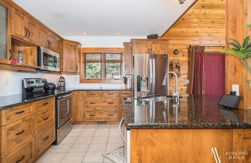 East Kootenay Cabin | ⛰Mountain Getaway⛰ | Hot Tub | Fire Pit | Pool Table