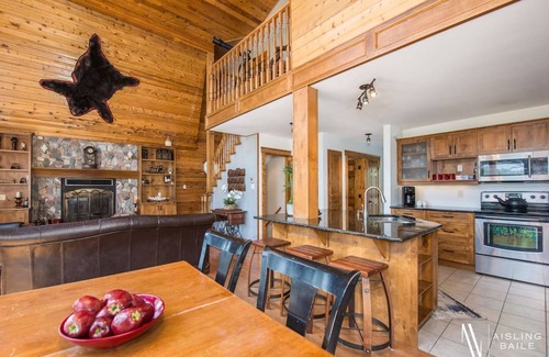 East Kootenay Cabin | ⛰Mountain Getaway⛰ | Hot Tub | Fire Pit | Pool Table