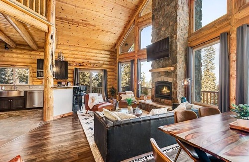 Valley of the Sun Cabin | Mountain Gem Lodge🏔 3 Acres 🌲 Hot Tub 💰$0 Cleaning Fee 🐾 Pet Friendly 🚙 Game Room