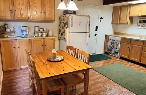 Alta Sierra Cabin | Mountain Getaway Close to Trails, Lake, River Adventures and snow play.