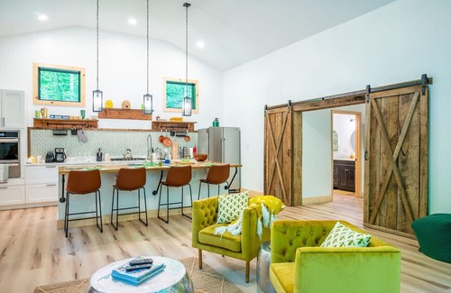 Hot Springs Cabin | Mountain Getaway Cozy Cabin Modern Retreat to Unwind AWD or 4WD recommended