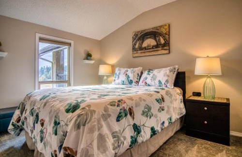 East Kootenay Apartment | Mountain getaway condo - 5 min walk to the beach!
