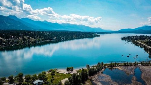 East Kootenay Apartment | Mountain getaway condo - 5 min walk to the beach!