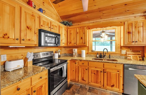Eagle Mountain Cabin | Mountain Getaway for 12- Game Room, Pools, Fireplace, Hot Tub, Firepit, King Bed