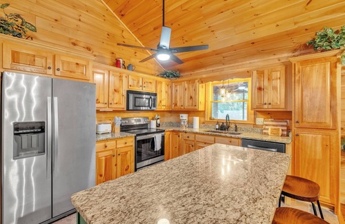 Eagle Mountain Cabin | Mountain Getaway for 12- Game Room, Pools, Fireplace, Hot Tub, Firepit, King Bed