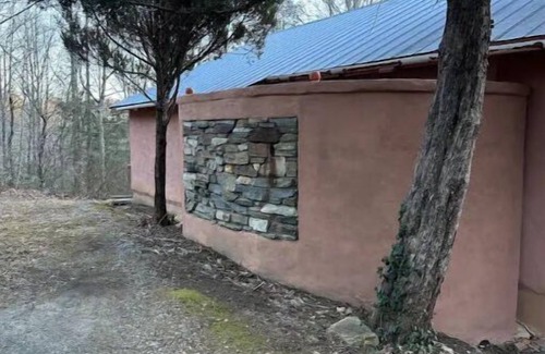 Burnsville Cottage | Mountain Getaway in Celo with Southwest Vibe