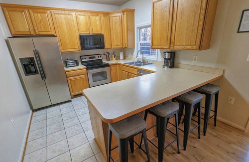 Kabletown House | Mountain Getaway - 7 beds (2 King) - Large Common Area