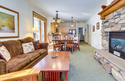 Mammoth Lakes Condo | Mountain Getaway with a Shared Outdoor Pool, Hot Tub and Nature Views
