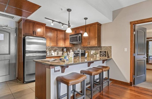 Canmore Condo | Mountain Getaway | Walkout Patio to Pool & Hot Tub