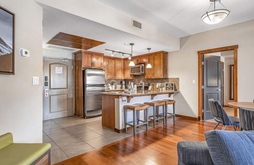 Canmore Condo | Mountain Getaway | Walkout Patio to Pool & Hot Tub