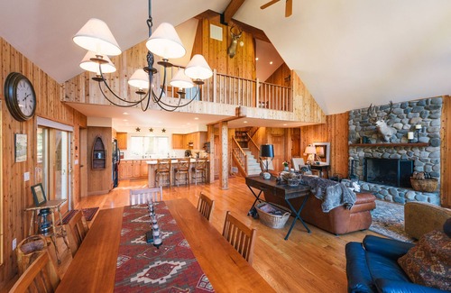 Welches House | Mountain Golf Course Retreat